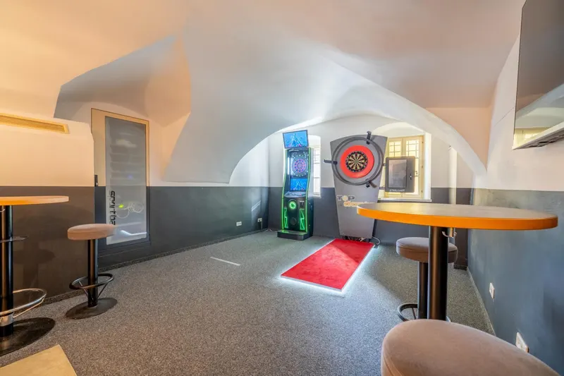 Lounge mit Spielautomaten