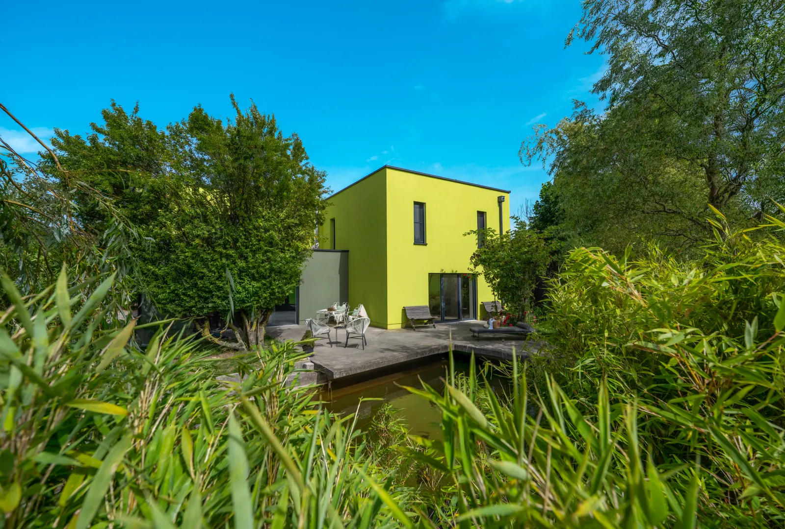 Naturidyll trifft Design - außergewöhnliche Villa mit Raum, Licht und Naturpool