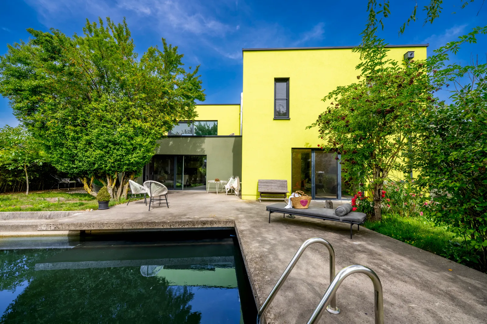 Naturidyll trifft Design - außergewöhnliche Villa mit Raum, Licht und Naturpool